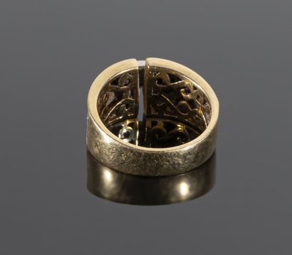 null Ring in 18K (750°/°°) yellow gold, the central part forming two pavings of brilliant-cut...