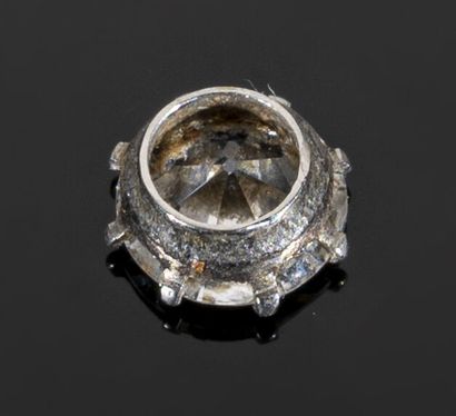 null Débris de pendentif (sans bélière) en or gris 18K (750°/°°) centré d'un diamant...