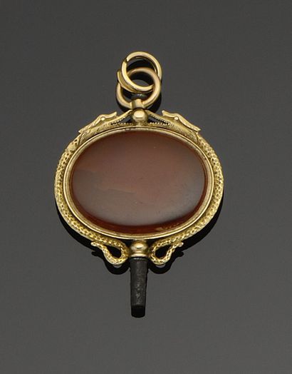 null Pendant watch key in 18K (750°/°°) yellow gold, centered on an oval plate of...