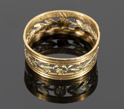 null Ring in 18K (750°/°°) two-tone gold, the central part openworked with plant...