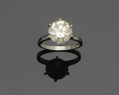 null Bague solitaire en platine (850°/°°) centrée d'un diamant taille brillant pesant...