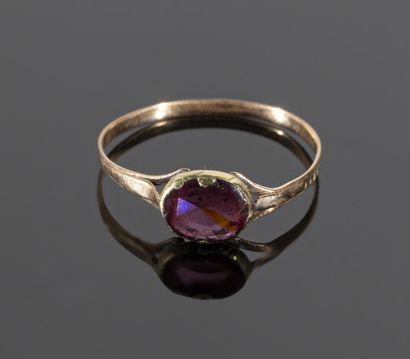 null Yellow gold ring 18K (750°/°°) centered with an oval plate of garnet (a tiny...