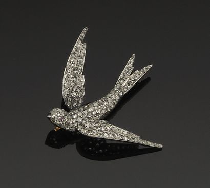 null Antique silver (800°/°°) and 18K (750°/°°) yellow gold brooch featuring a swallow,...