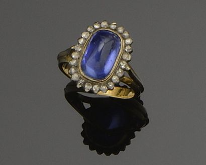 null Bague en or jaune 18K (750°/°°) centrée d'un cabochon de saphir (origine probable...