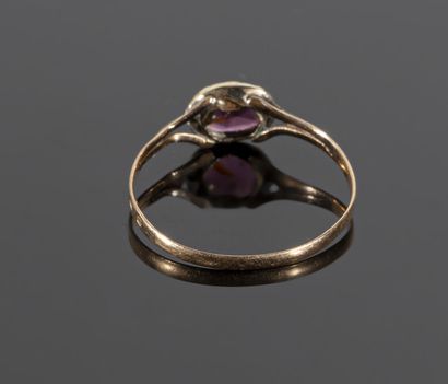null Yellow gold ring 18K (750°/°°) centered with an oval plate of garnet (a tiny...