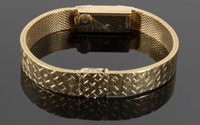 null Montre bracelet de dame en or jaune 18K (750°/°°), les attaches pavées de diamants...