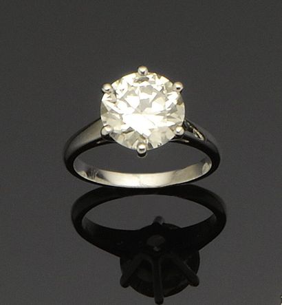 null Bague en platine centrée d'un diamant demi taille calibrant environ 3,40 carats,...