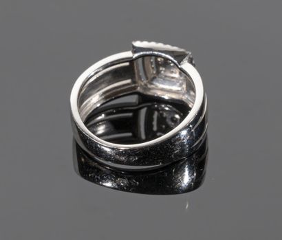 null Bague en or gris 18K (750°/°°) lisse, l'anneau ajouré retient un motif coussin...