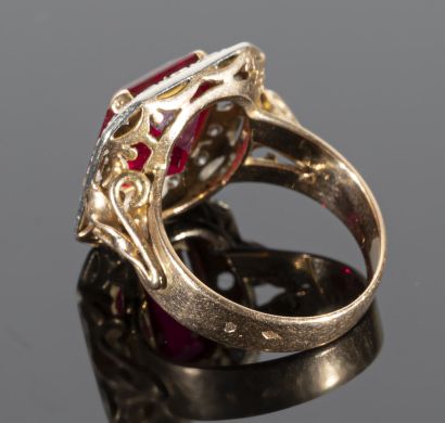 null Bague en or 18K (750°/°°) de deux tons centrée d'un important rubis de synthèse...