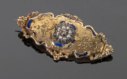 null 18K (750°/°°) yellow gold navette brooch with finely chased and openworked rocaille...