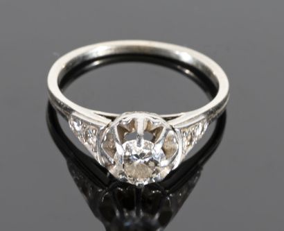 null Bague en or gris 18K (750°/°°) et platine (850°/°°) centrée d'un diamant taille...