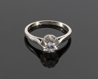 Solitaire ring in 18K (750°/°°) white gold...