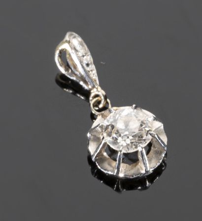 Platinum (850°/°°) pendant set with a claw-set...
