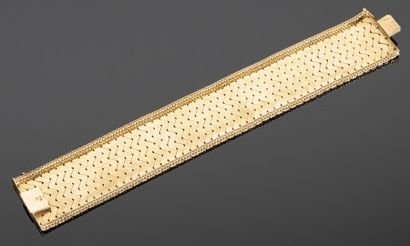 null Bracelet ruban en or jaune 18K (750°/°°) à maillons articulés formant des chevrons...