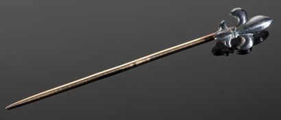 null Tie pin in 18K (750°/°°) two-tone gold, the motif forming a fleur-de-lis
Gross...