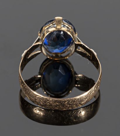 null Anneau ancien en or 18K (750°/°°) de deux tons, transformé en bague et agrémenté...