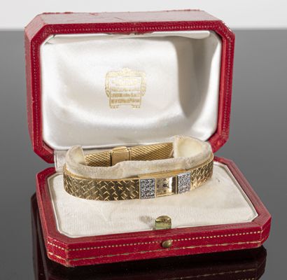 null Montre bracelet de dame en or jaune 18K (750°/°°), les attaches pavées de diamants...
