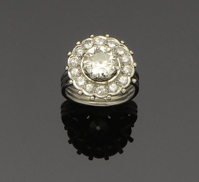 Platinum (850°/°°) daisy ring centered on...