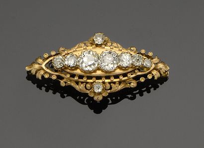 null 18K (750°/°°) yellow gold brooch, navette shape with openwork rocaille decoration,...