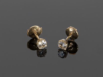 null Pair of 18K (750°/°°) yellow gold stud earrings, each adorned with a brilliant-cut...