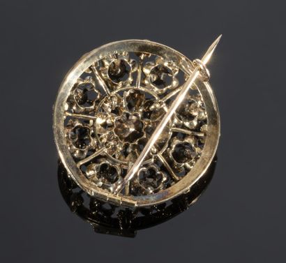 null Round brooch in 18K (750°/°°) yellow gold, forming an openwork rosette with...
