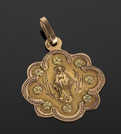 null Religious medal in 18K gold (750°/°°) of several shades of round poly-lobed...