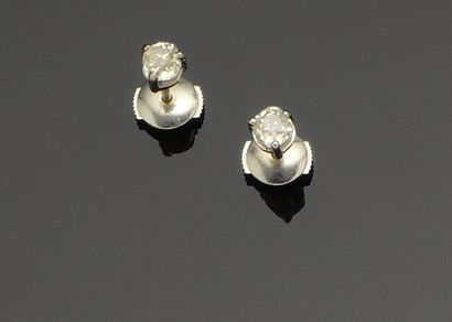 Pair of 18K (750°/°°) white gold stud earrings...