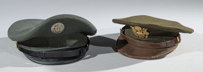 null USA
Lot de deux casquettes US WW2
En drap avec visière cuir, attribut à l'aigle...