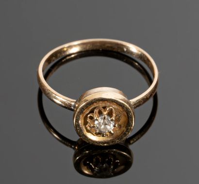 null Bague en or jaune 18K (750°/°°), le plateau rond centré d'un diamant taille...