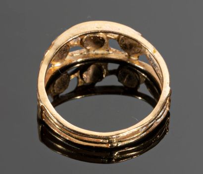 null Bague ancienne en or jaune 18K (750°/°°), l'anneau à trois montants ajourés...