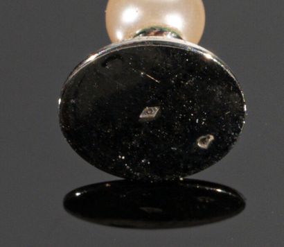 null Paire de boutons de col en argent (800°/°°) agrémentés chacun d'une perle fantaisie...