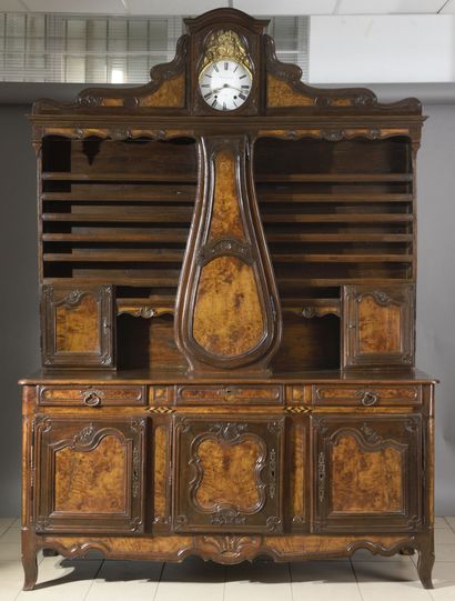 null Beau buffet en bois teinté à horloge centrale (la caisse violonée, le cadran...