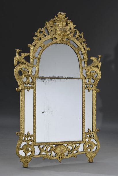 null Important miroir à parecloses en bois doré sculpté, le fronton arrondi orné...