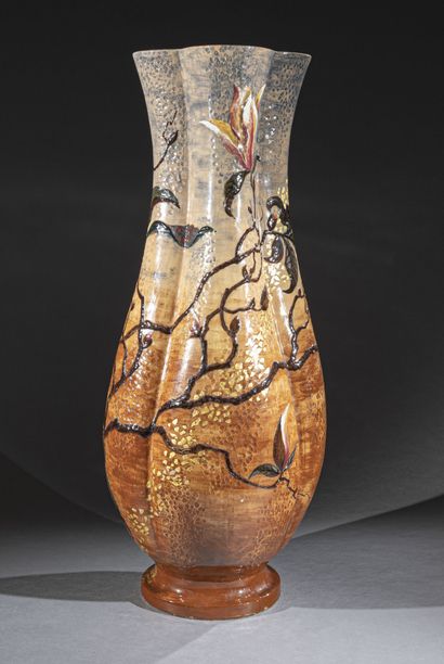 null Émile GALLE (1846-1904)
« Magnolias », 1884
Important vase en céramique à corps...