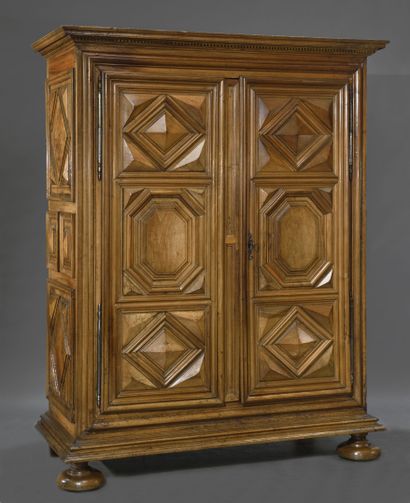 null Armoire en noyer clair fortement moulurée, décorée sur les côtés et en façade,...