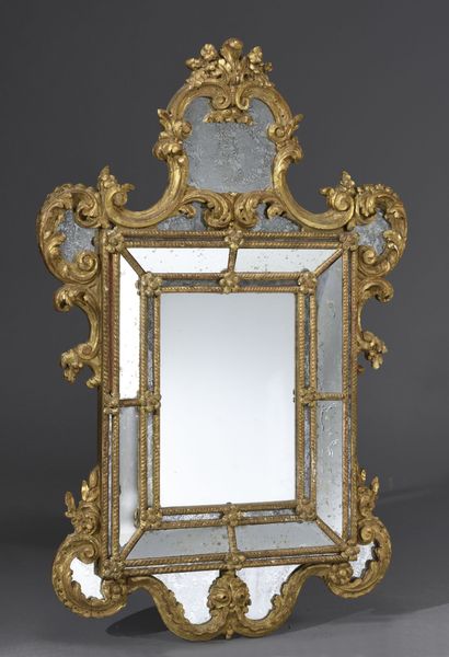 null Important miroir rectangulaire à parcloses à profil inversé en bois doré à moulures...