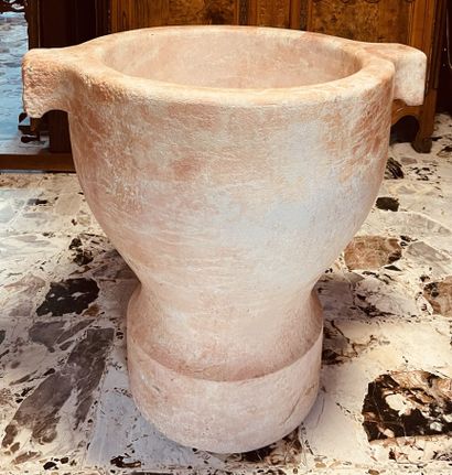 null Important mortier en marbre rosé. 
Avec un pilon en bois.
XVIIIe - XIXe siècle.
H....