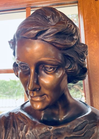 null École MODERNE
"Jeune femme accroupie offrant des fleurs" 
Bronze à patine brune...