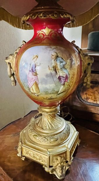 null Vase en porcelaine, dans le goût de Sèvres, fond framboise à décor de deux médaillons...