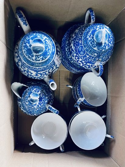 null Deux mannettes : services à thé en porcelaine de Chine moderne, polychrome....
