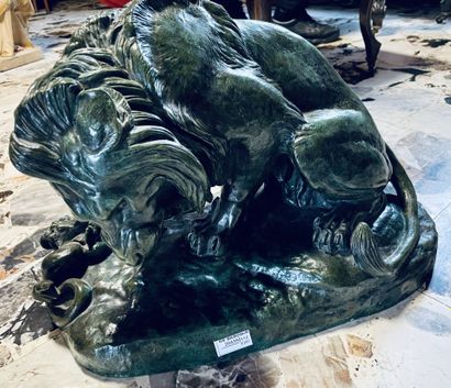 null D'après Antoine Louis BARYE (1796-1875) 
"Lion au serpent"
Bronze à patine verte....