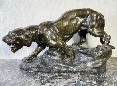 null Thomas François CARTIER (1879-1943) . "Lionne rugissant sur un rocher"
Régule...