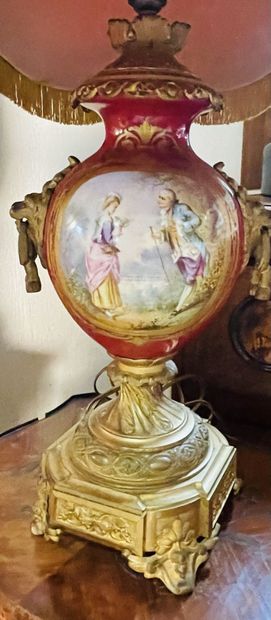null Vase en porcelaine, dans le goût de Sèvres, fond framboise à décor de deux médaillons...