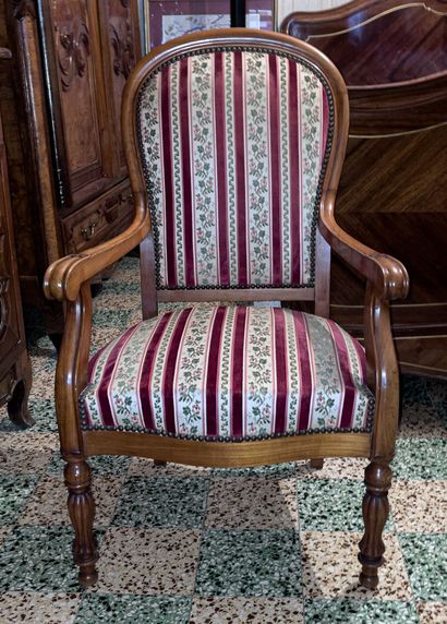 null Lot comprenant : 
- un fauteuil Louis-Philippe, garniture rayée.
 - une chaise...