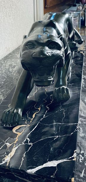 null J. BRAULT, XXe siècle
"Lionne rugissant"
Bronze à patine verte.
Signé sur la...