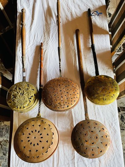 null Lot de cinq bassinoires en cuivre et laiton, manches en bois.
XIXe siècle.
H....