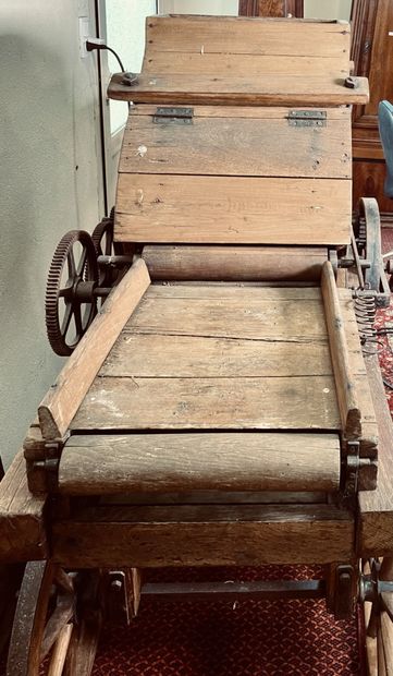 null Cardeuse sur roues en bois naturel et fer forgé.
XIXe siècle. 
H. 141 cm - L....