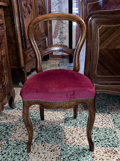 null Lot comprenant : 
- un fauteuil Louis-Philippe, garniture rayée.
 - une chaise...