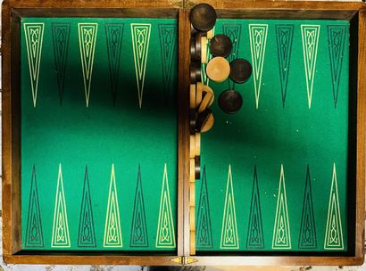 null Jeu de Backgammon en bois, l'intérieur en feutrine, l'extérieur marqueté d'un...