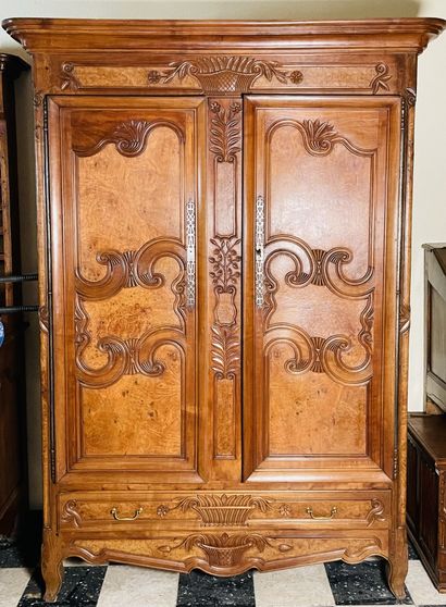 null Armoire en noyer et bois ronceux à décor sculpté de paniers fleuris, feuilles....